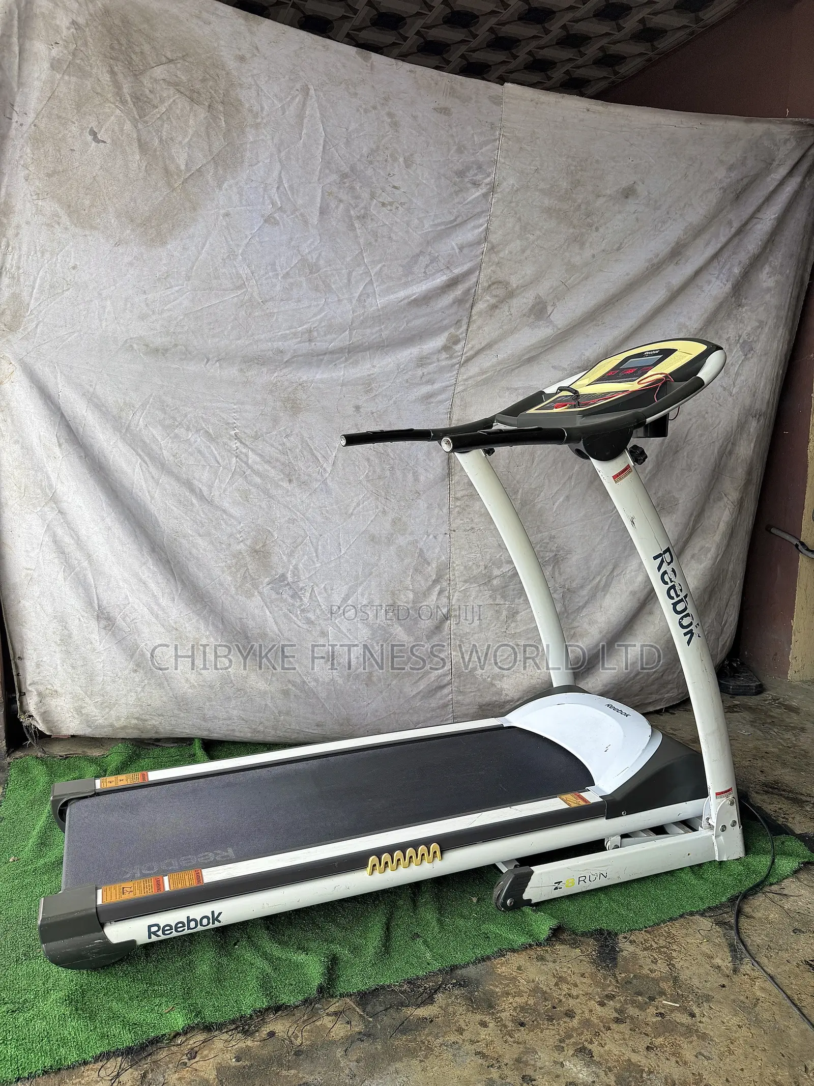 Reebok 3.5hp Treadmill With Auto Incline and Mp3 Player