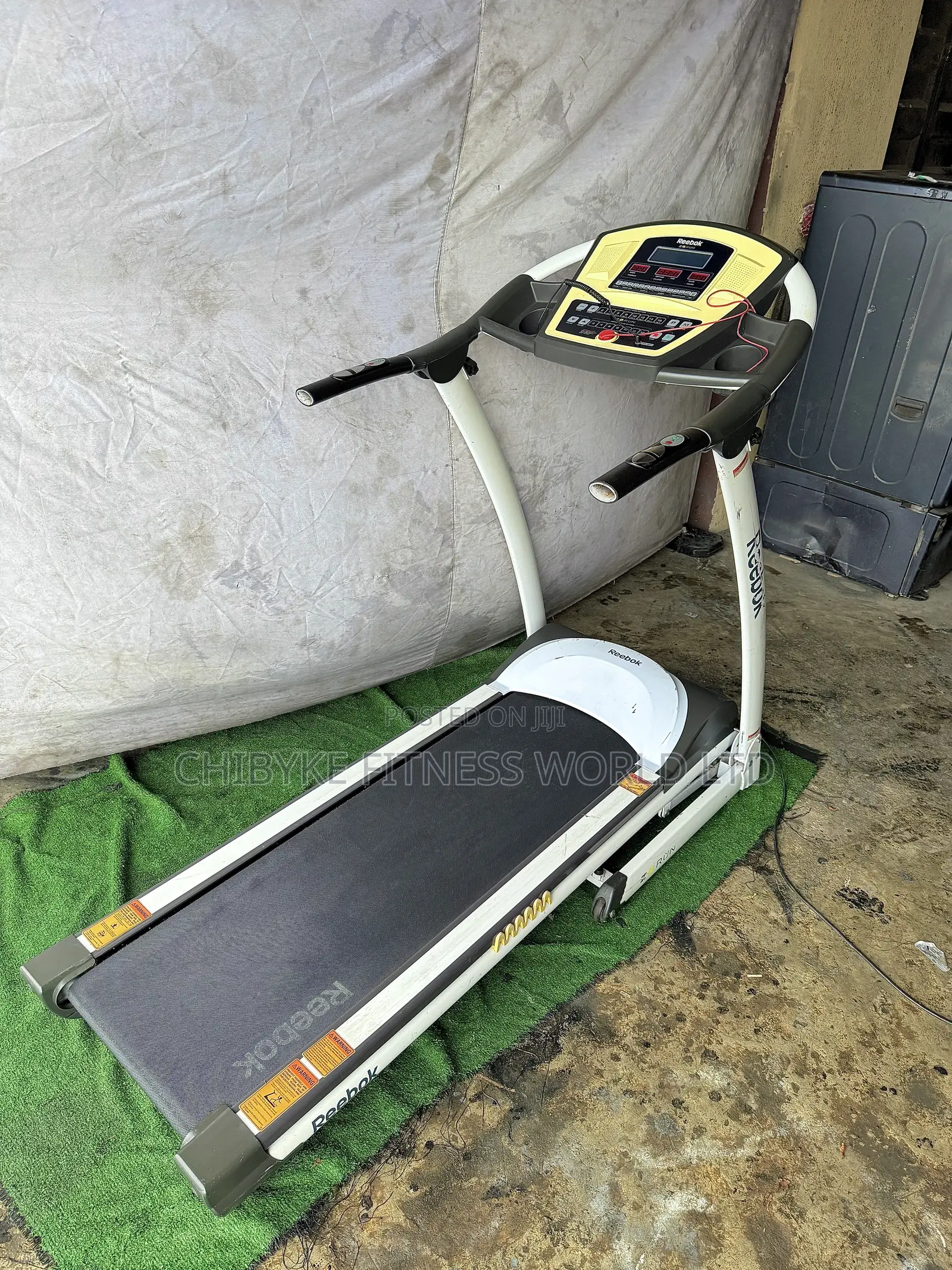 Reebok 3.5hp Treadmill With Auto Incline and Mp3 Player