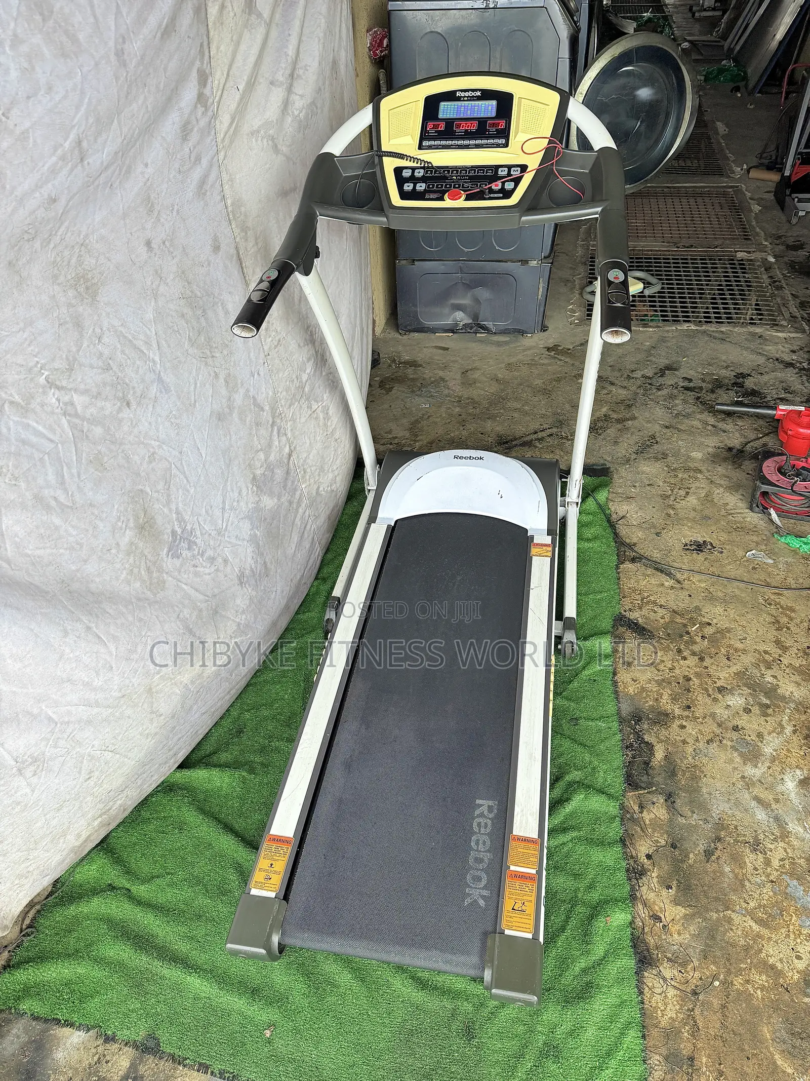 Reebok 3.5hp Treadmill With Auto Incline and Mp3 Player