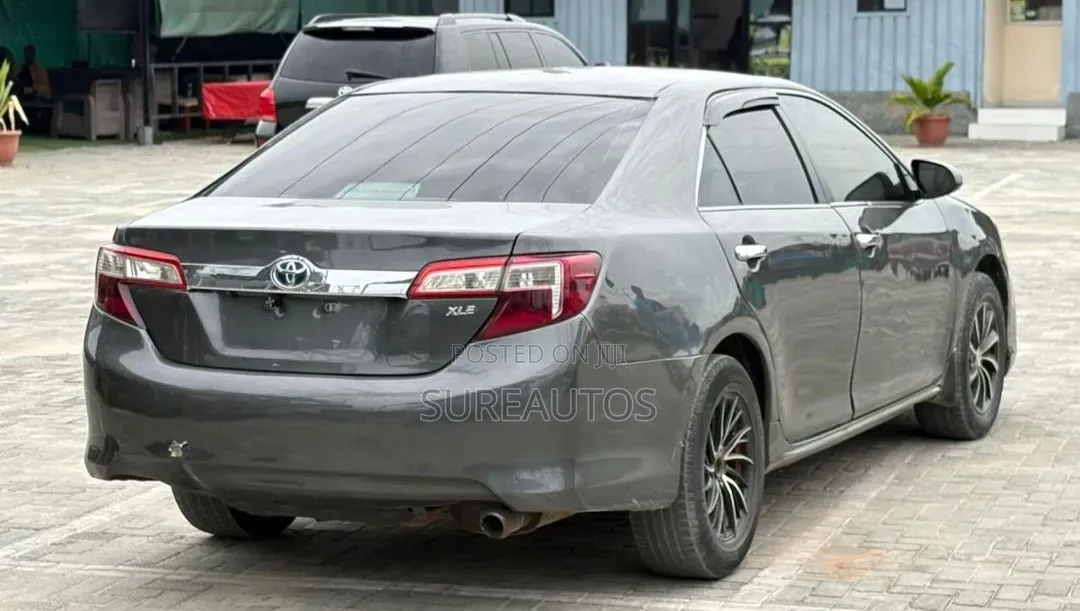 Toyota Camry XLE 4dr Sedan (2.5L 4cyl 6A) 2013 Gray