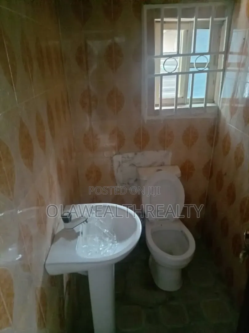 2bdrm Block of Flats in Iwo Road for rent
