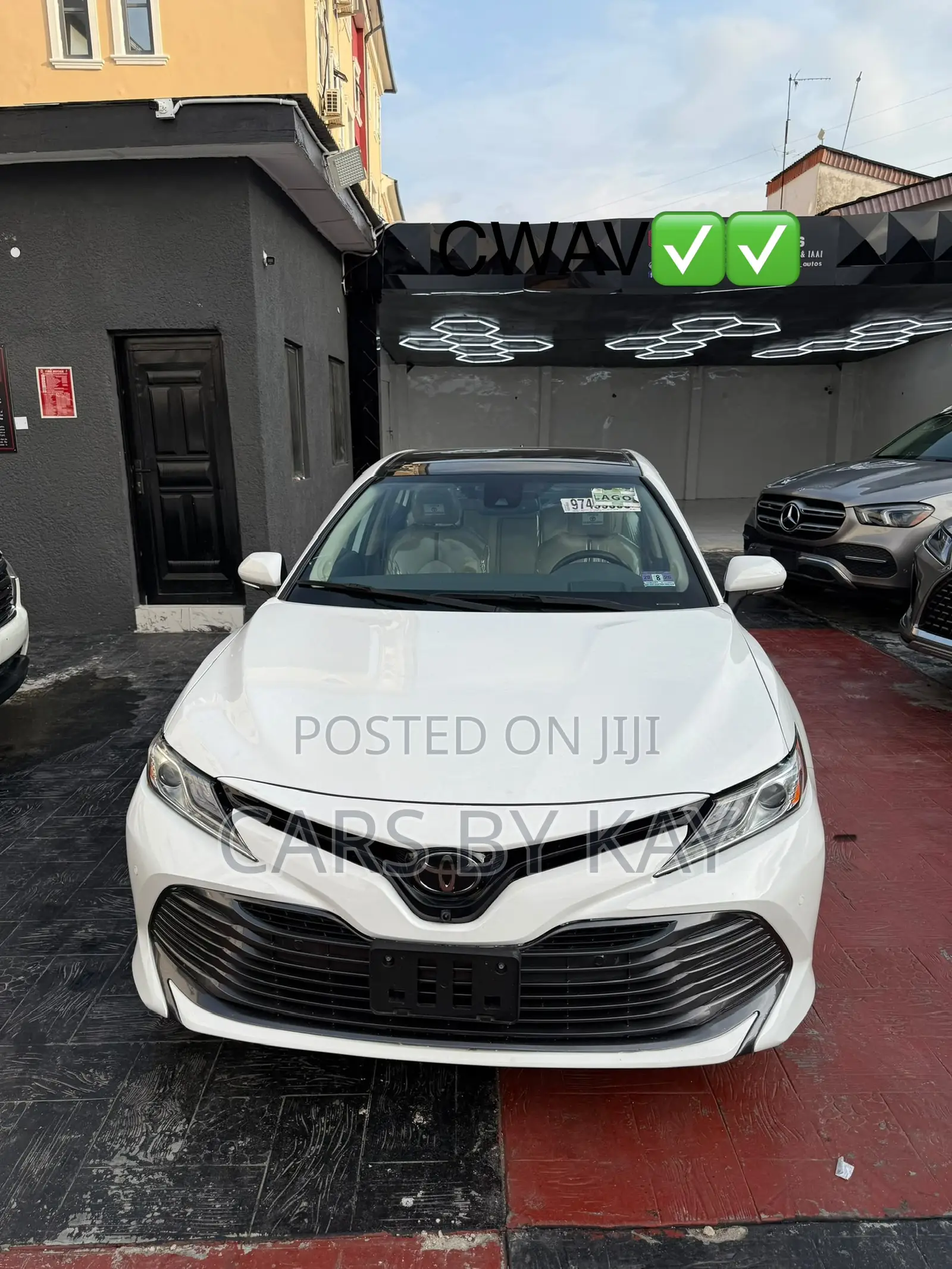 Toyota Camry XLE V6 (3.5L V6 8A) 2019 White