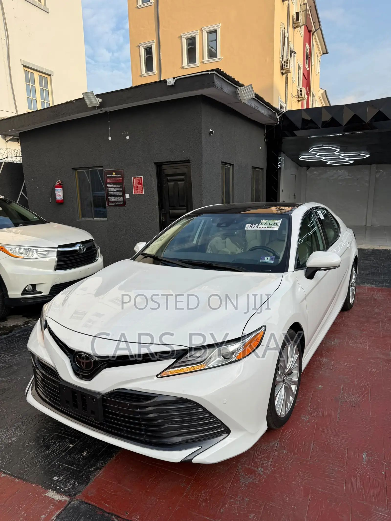 Toyota Camry XLE V6 (3.5L V6 8A) 2019 White