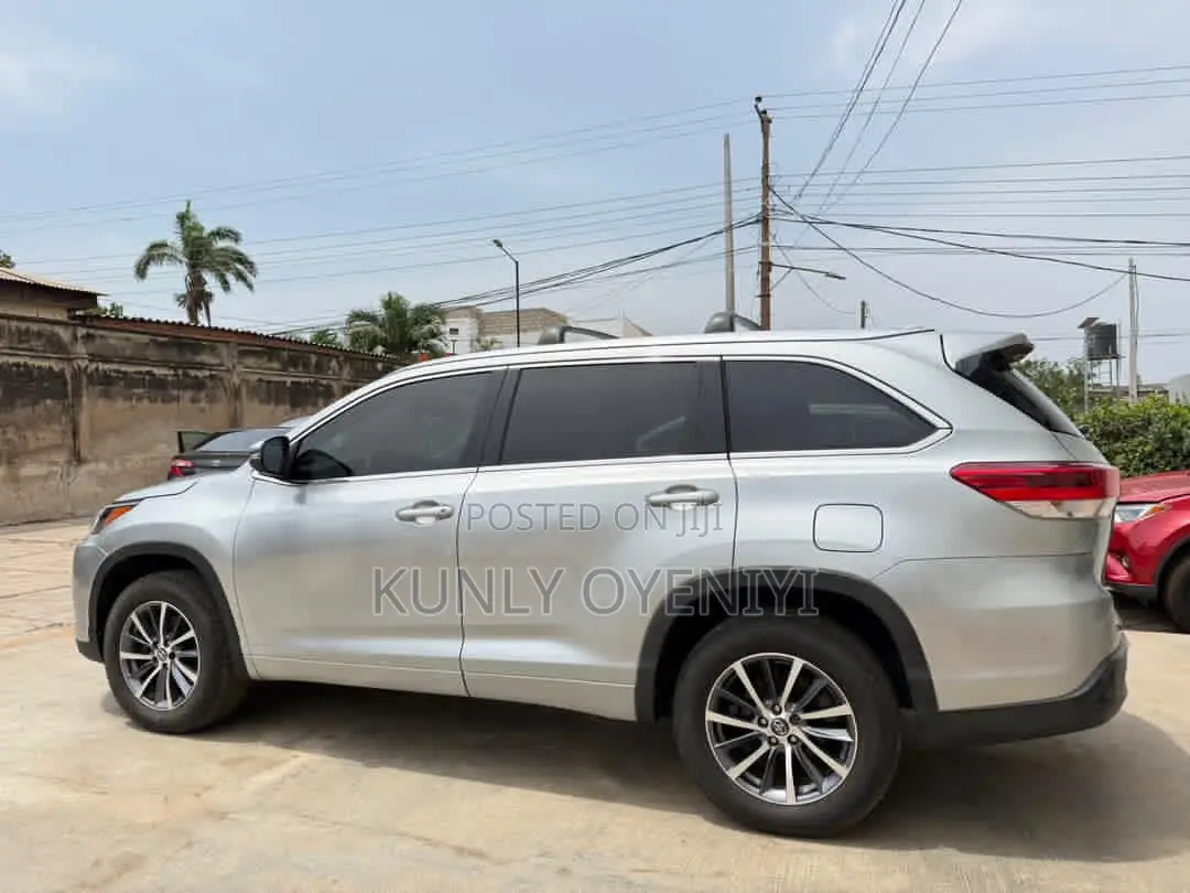 Toyota Highlander XLE 4x2 V6 (3.5L 6cyl 8A) 2018 Silver