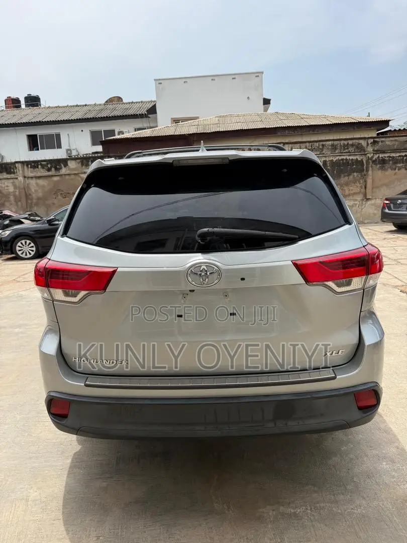 Toyota Highlander XLE 4x2 V6 (3.5L 6cyl 8A) 2018 Silver