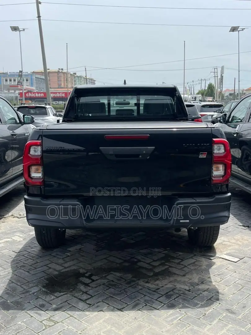 New Toyota Hilux 2024 Black