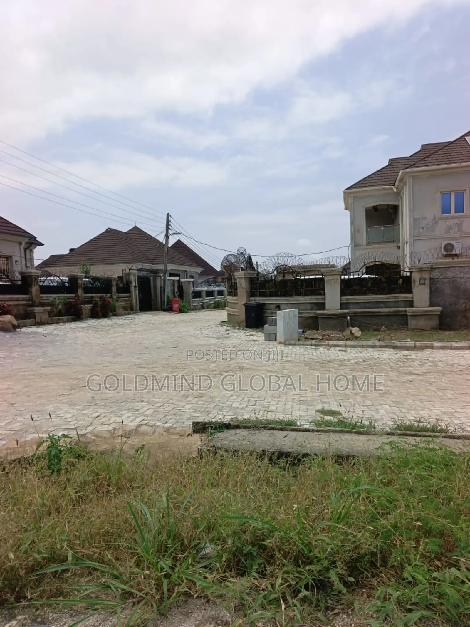 5bdrm Duplex in Goldmind Estate, FHA for sale