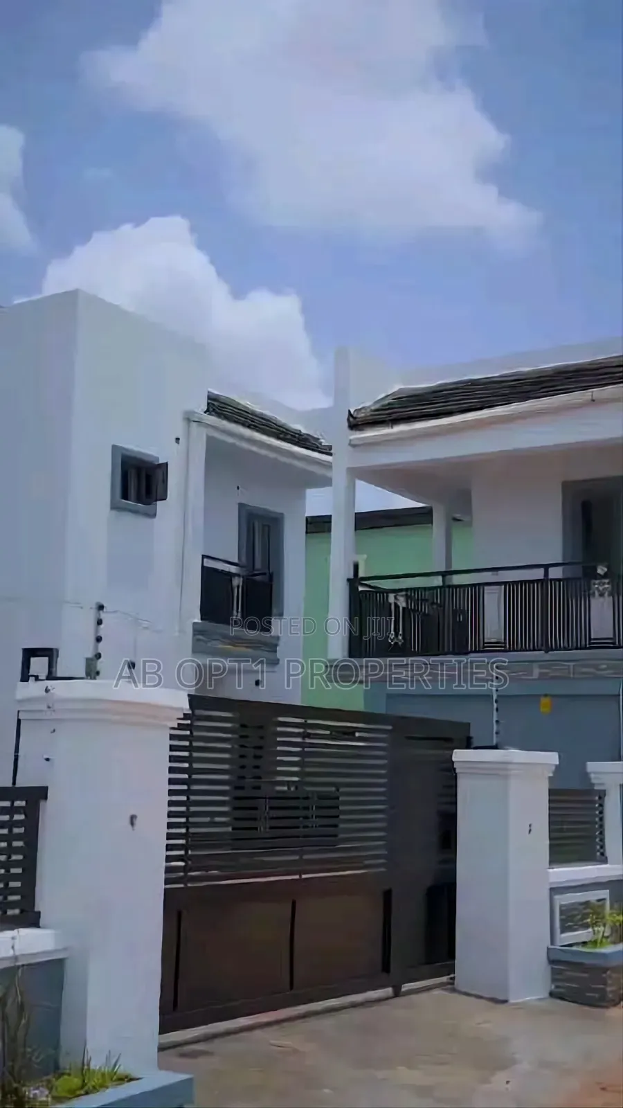 4bdrm Duplex in Ekenhuan Road, Benin City for sale