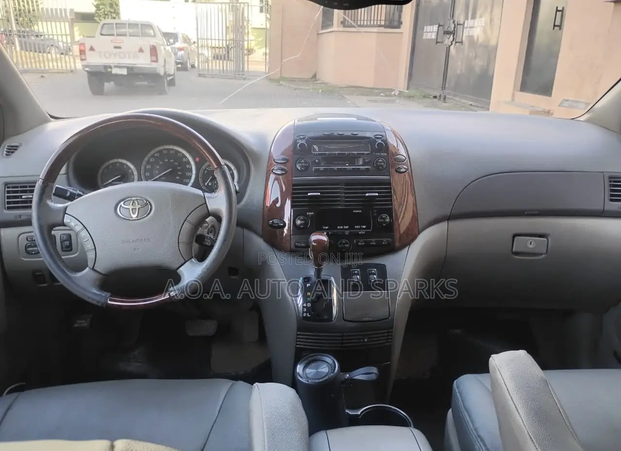 Toyota Sienna 2005 Silver