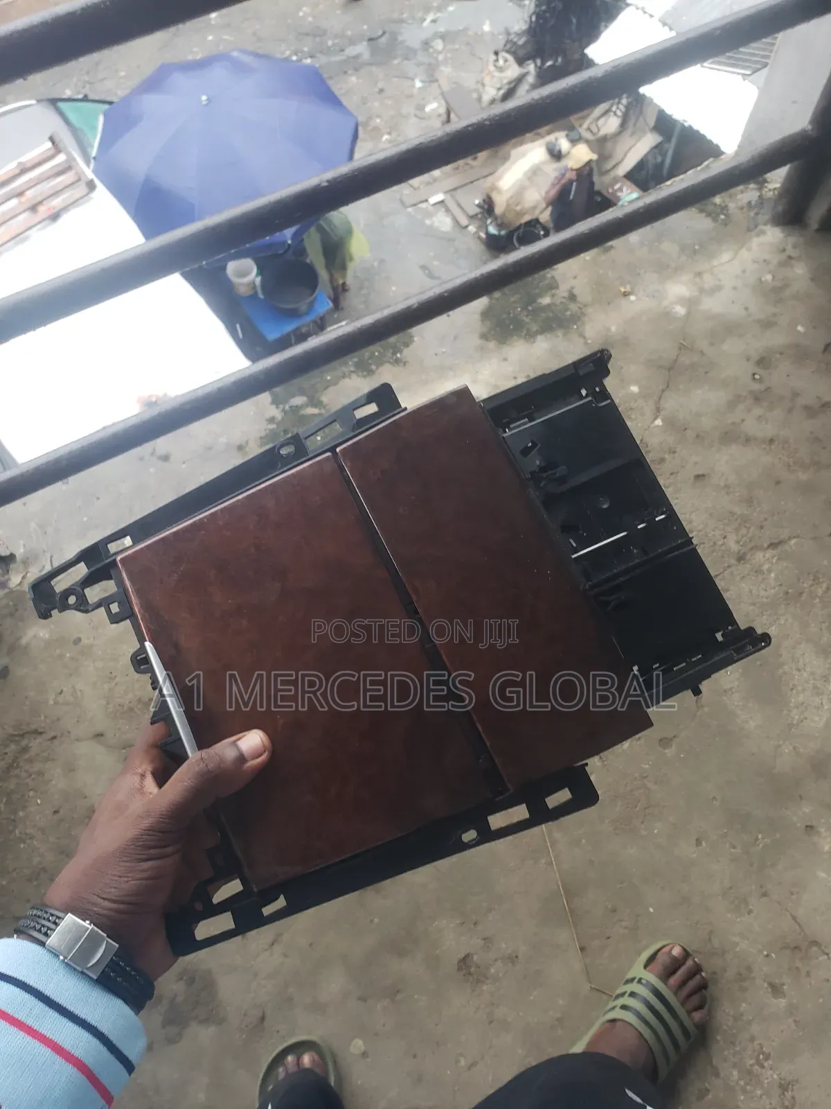 Mercedes-Benz E350 W212 Formica Saving Box