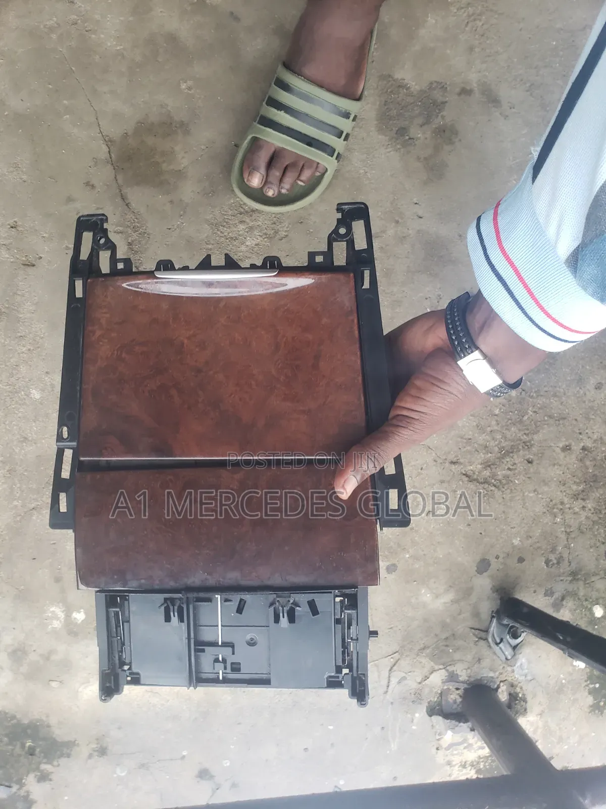 Mercedes-Benz E350 W212 Formica Saving Box