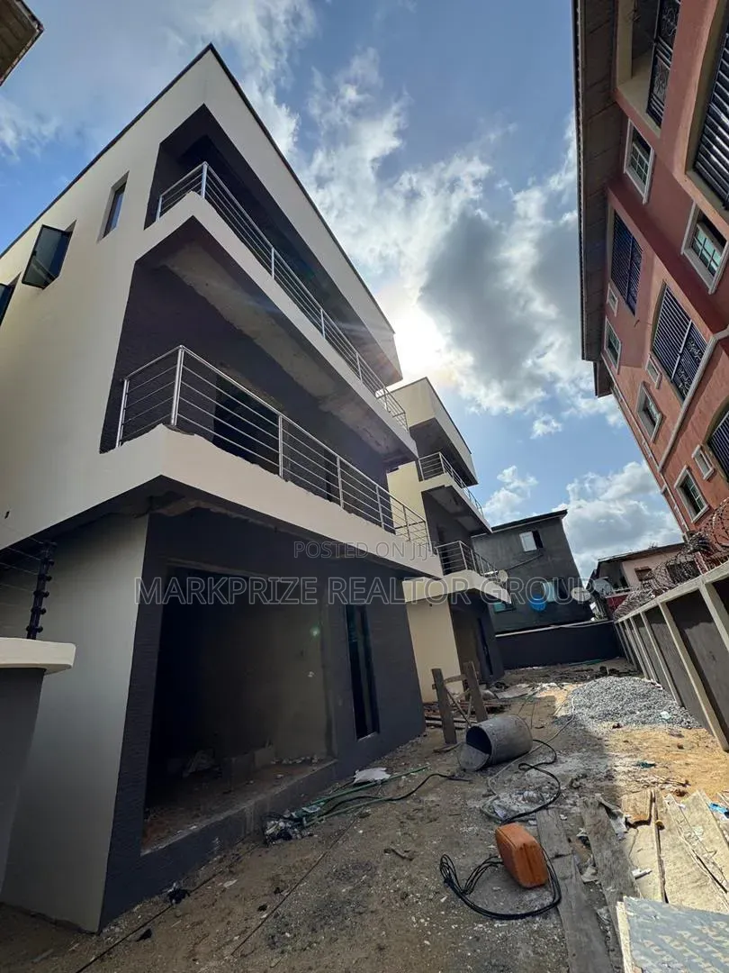 4bdrm Duplex in Surulere Lagos for sale