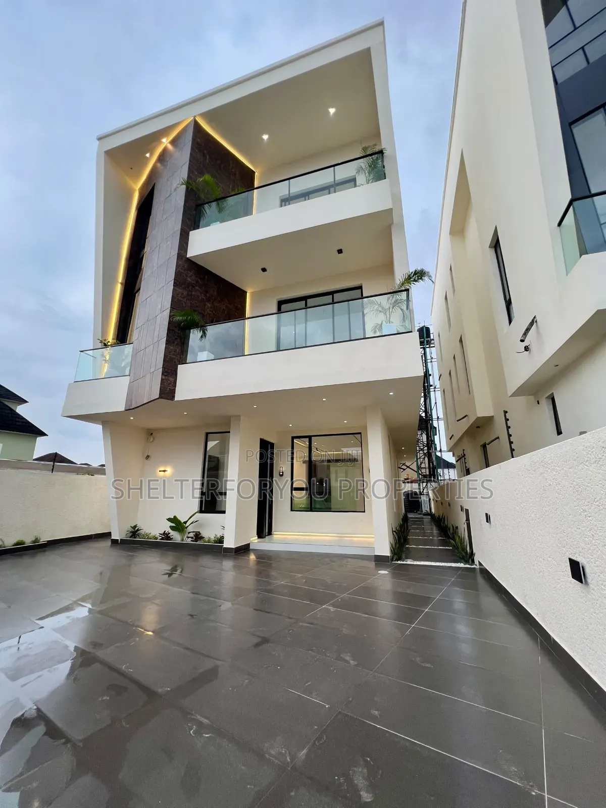 5bdrm House in Lekki Expressway for sale