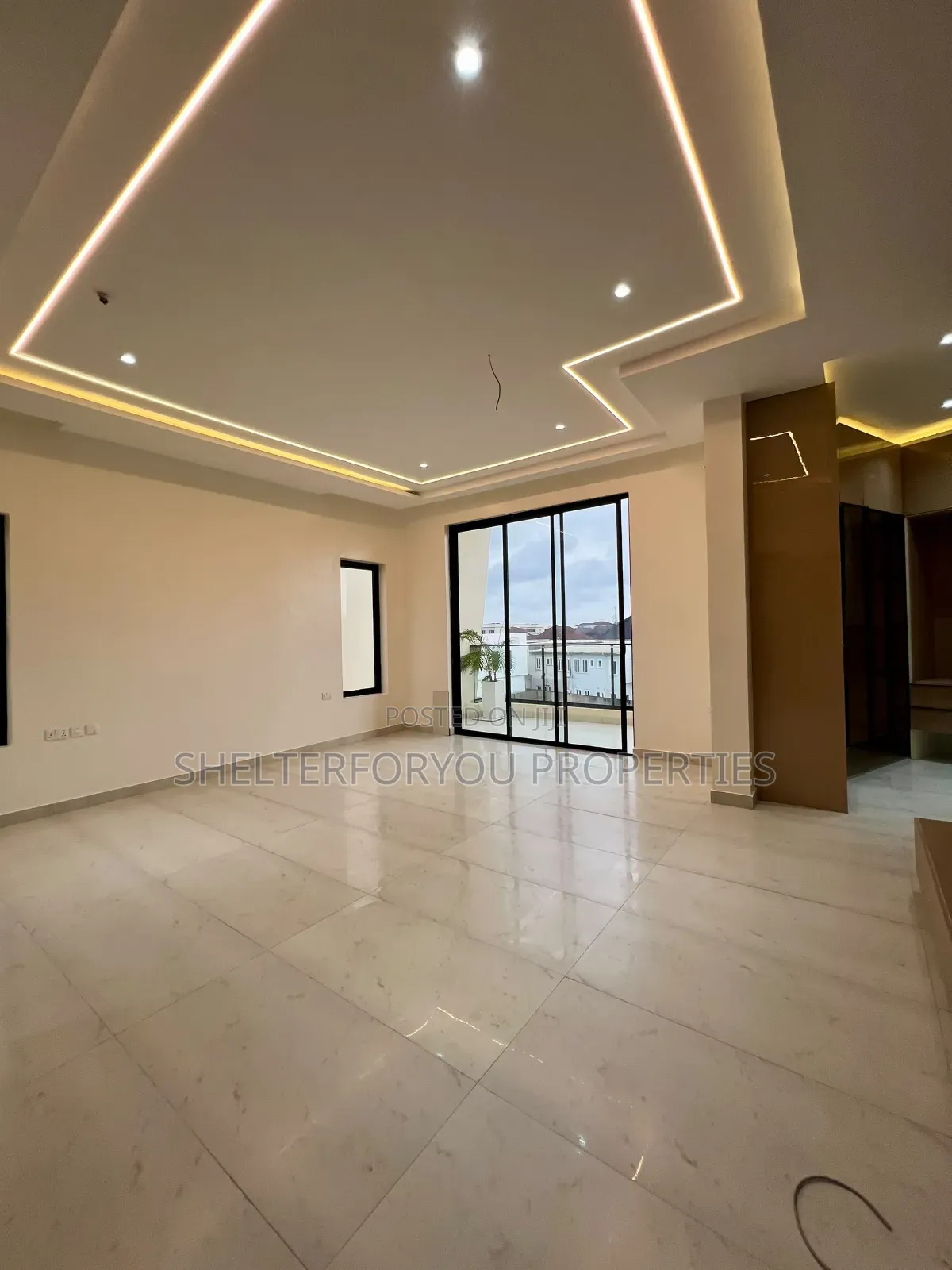 5bdrm House in Lekki Expressway for sale