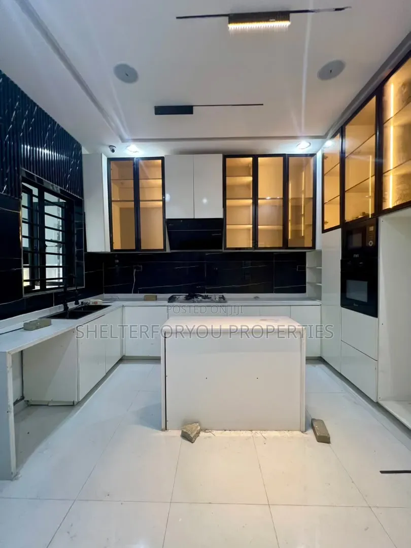 5bdrm House in Lekki Expressway for sale
