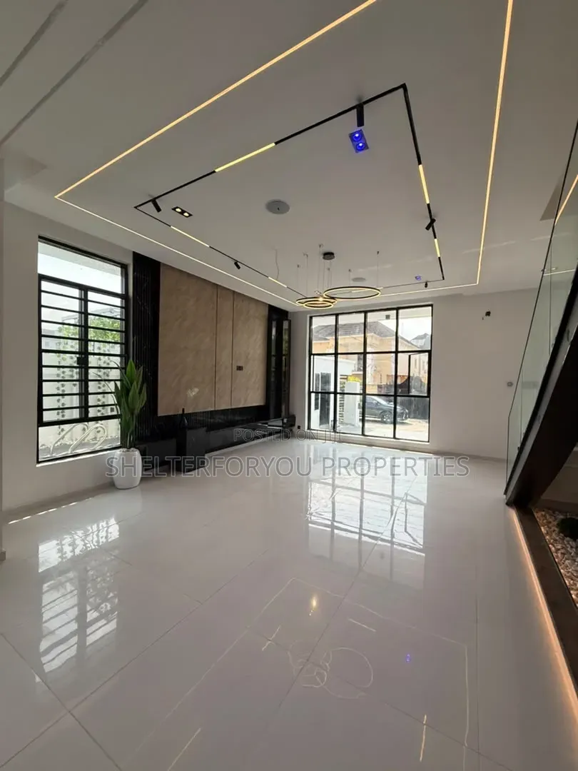 5bdrm House in Off Lekki-Epe Expressway for sale