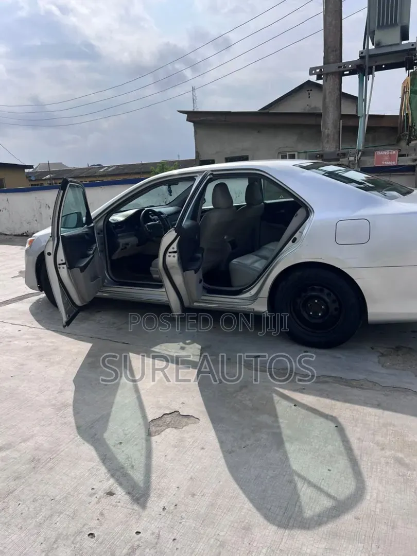Toyota Camry LE 4dr Sedan (2.5L 4cyl 6A) 2012 Silver