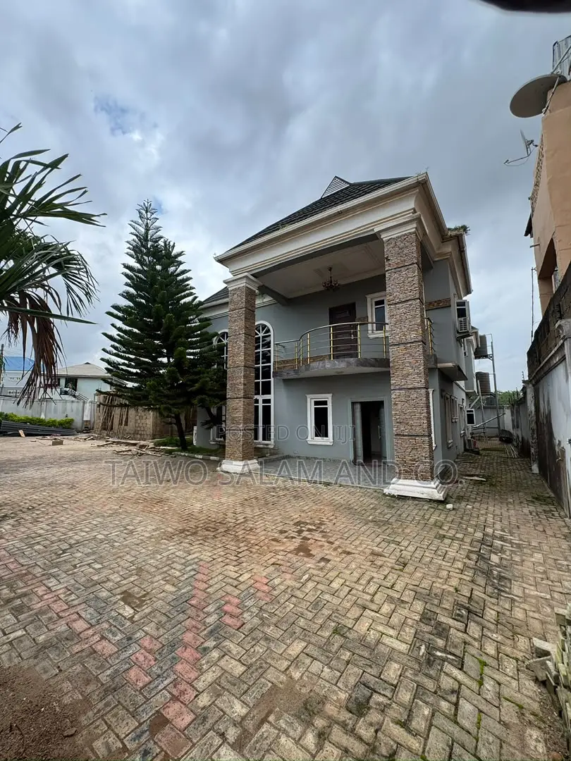 5bdrm Duplex in Ojoo for sale