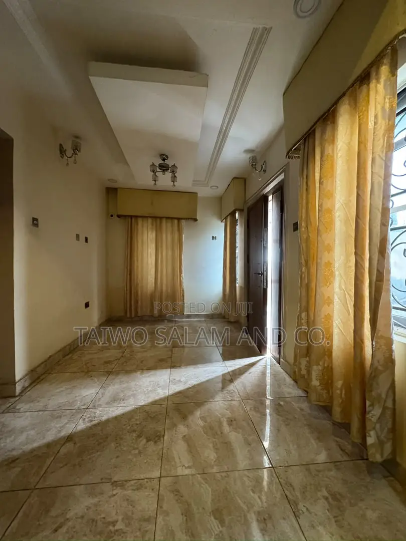 5bdrm Duplex in Ojoo for sale