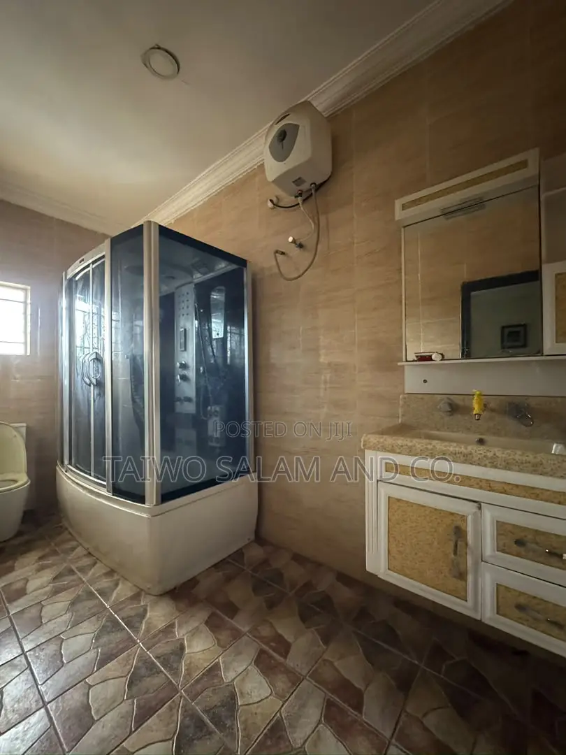 5bdrm Duplex in Ojoo for sale