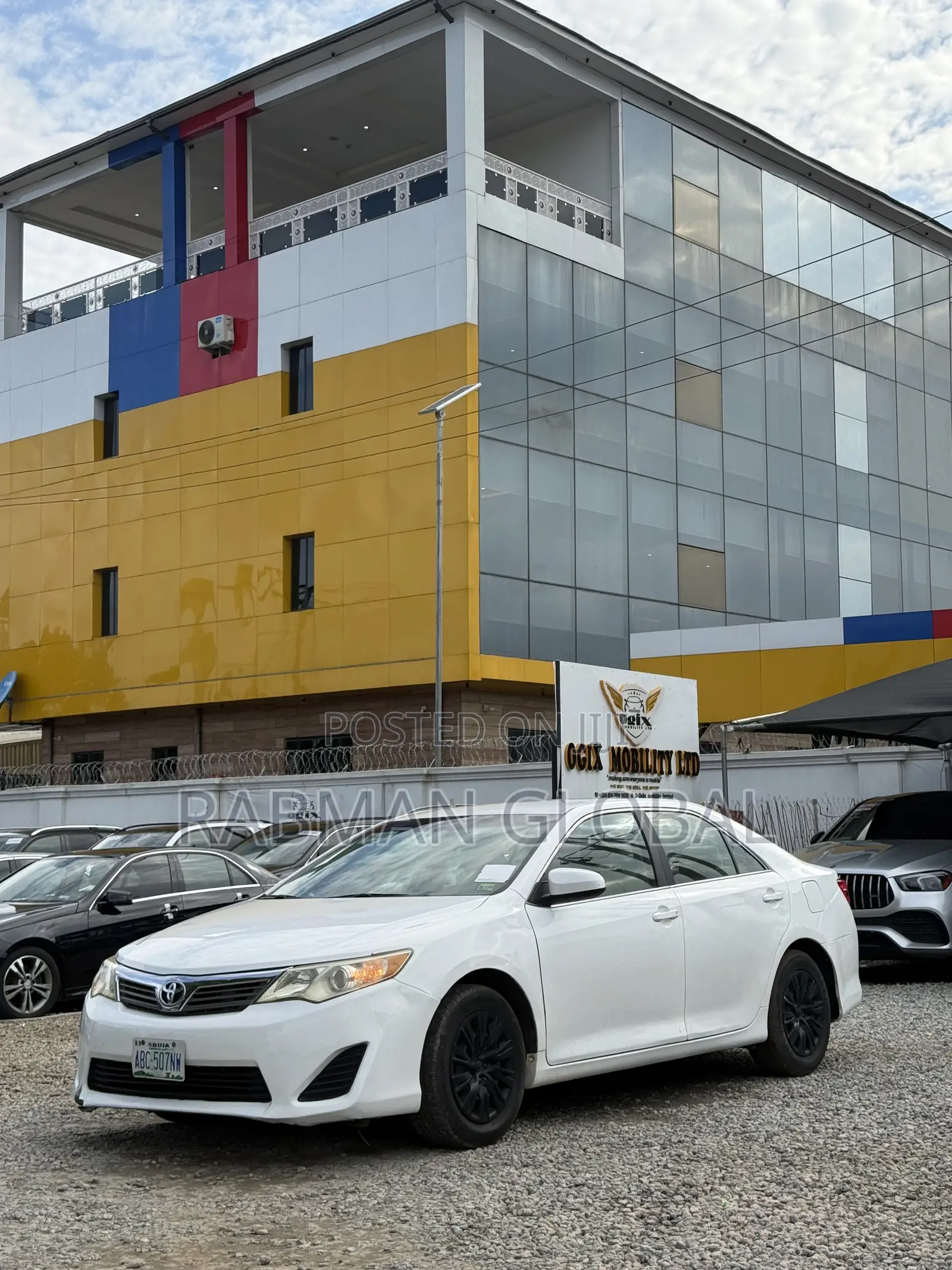 Toyota Camry LE 4dr Sedan (2.5L 4cyl 6A) 2013 White
