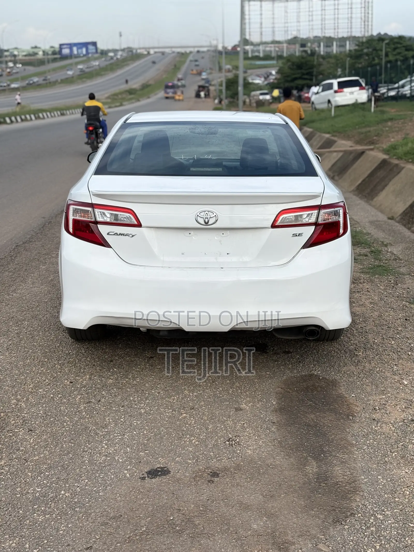Toyota Camry SE 4dr Sedan (2.5L 4cyl 6A) 2014 White