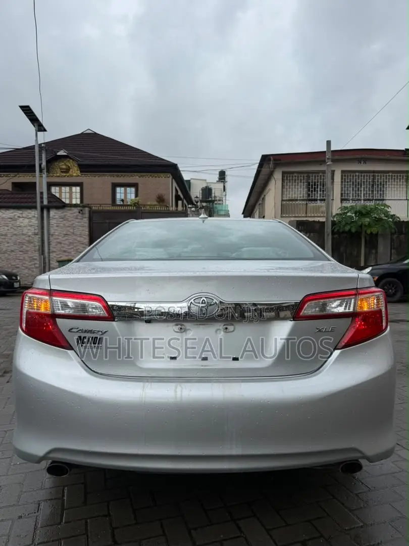 Toyota Camry XLE V6 4dr Sedan (3.5L 6cyl 6A) 2013 Silver