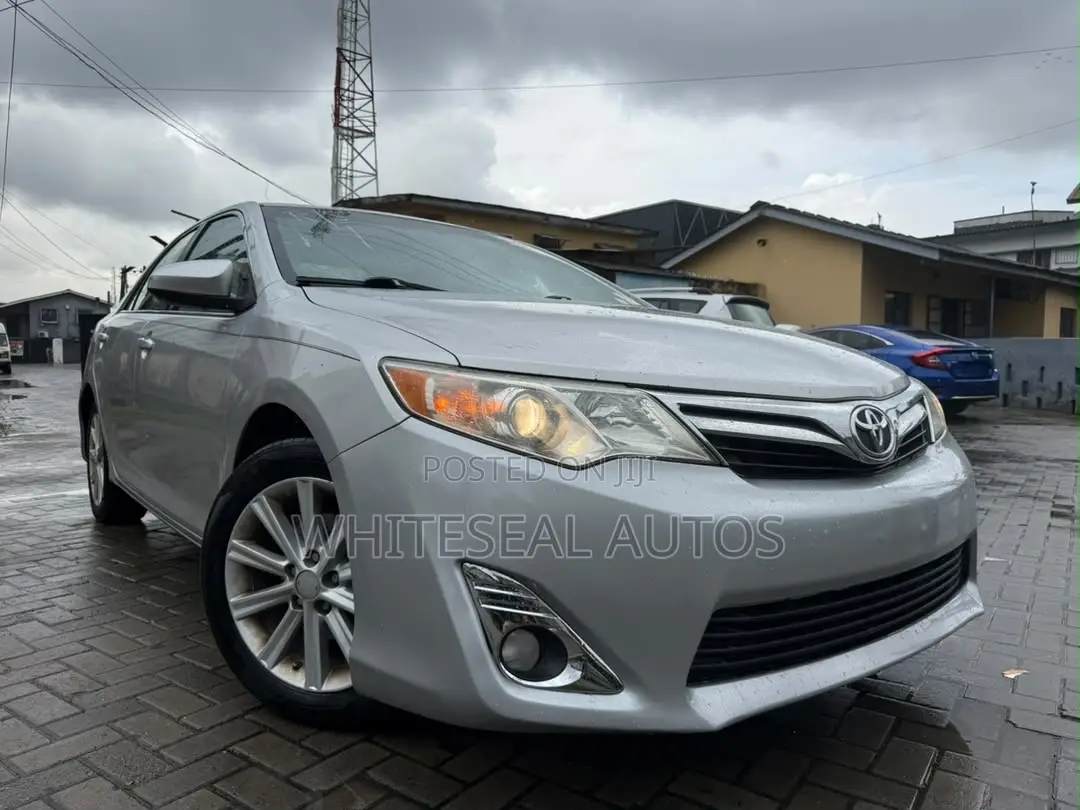 Toyota Camry XLE V6 4dr Sedan (3.5L 6cyl 6A) 2013 Silver