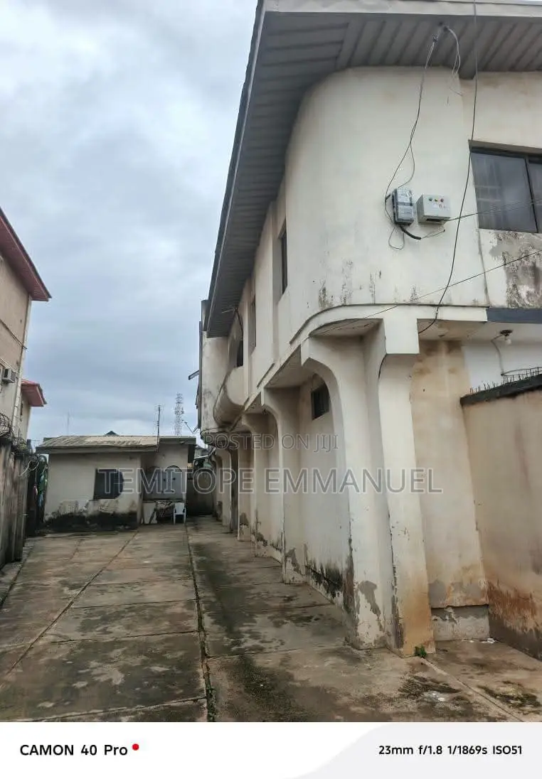 20bdrm Block of Flats in Abaranje Ikotun for sale