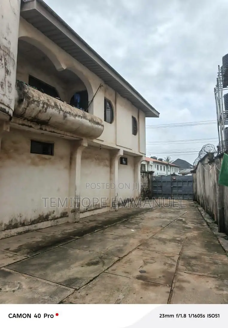 20bdrm Block of Flats in Abaranje Ikotun for sale