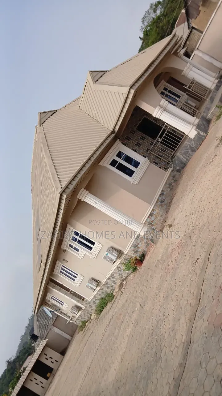 4bdrm Bungalow in Amoje Ayegun Along for sale