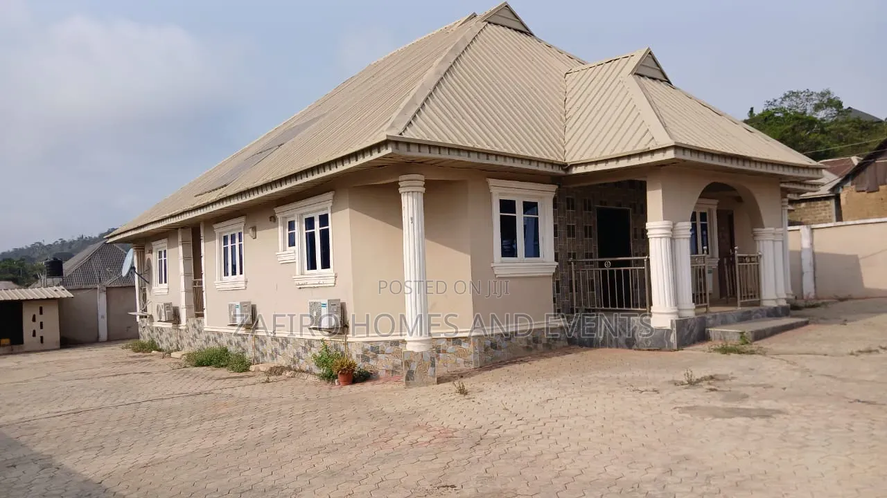 4bdrm Bungalow in Amoje Ayegun Along for sale
