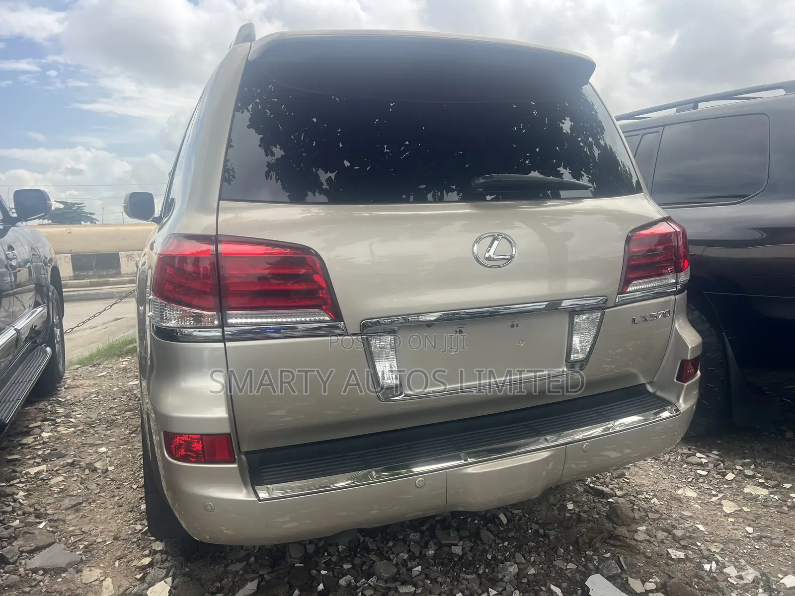 Lexus LX 570 (5 seats) AWD 2016 Gold