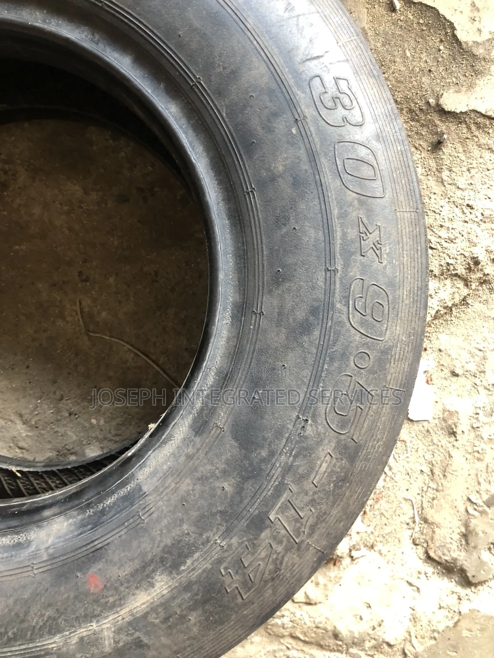 Dunlop Aircraft Tire With a Size Marking of 30x9.5-14.