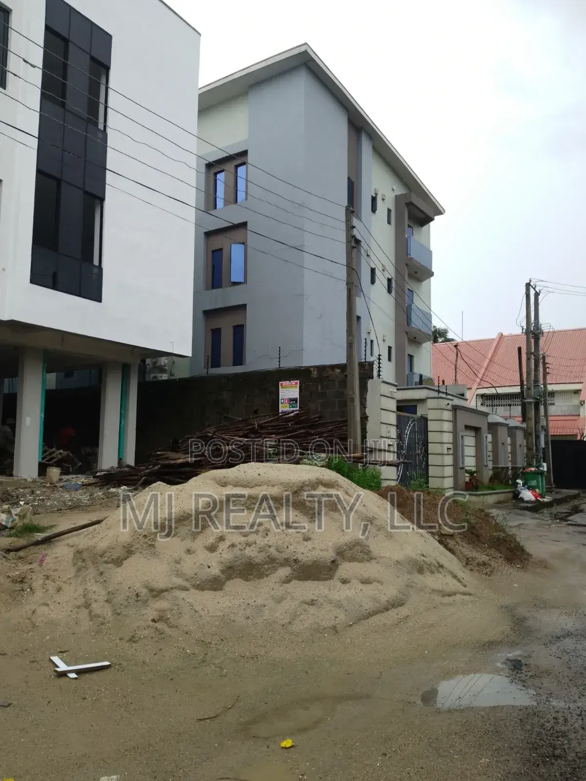 14bdrm Maisonette in Ikeja GRA for rent
