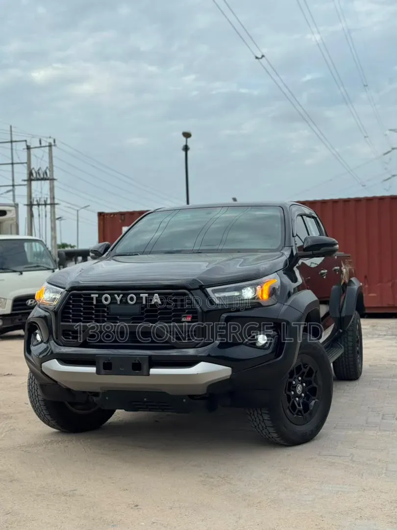 Toyota Hilux 2024 Black