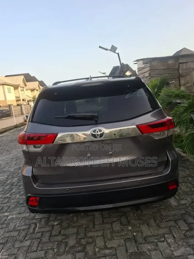 Toyota Highlander XLE 4dr SUV AWD (3.5L 6cyl 6A) 2015 Gray