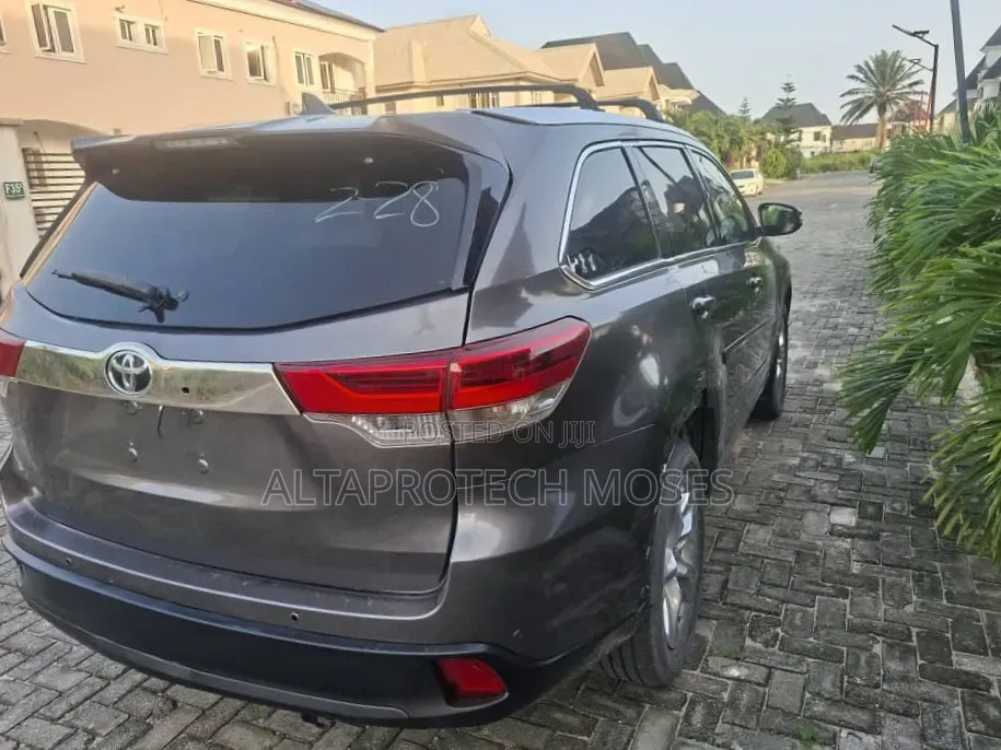 Toyota Highlander XLE 4dr SUV AWD (3.5L 6cyl 6A) 2015 Gray