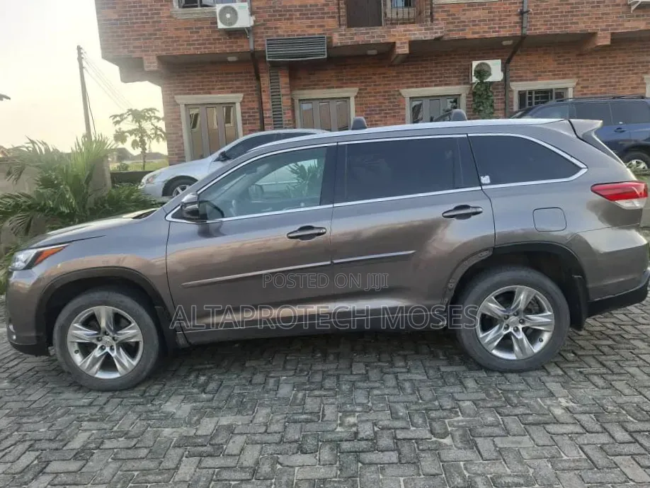 Toyota Highlander XLE 4dr SUV AWD (3.5L 6cyl 6A) 2015 Gray