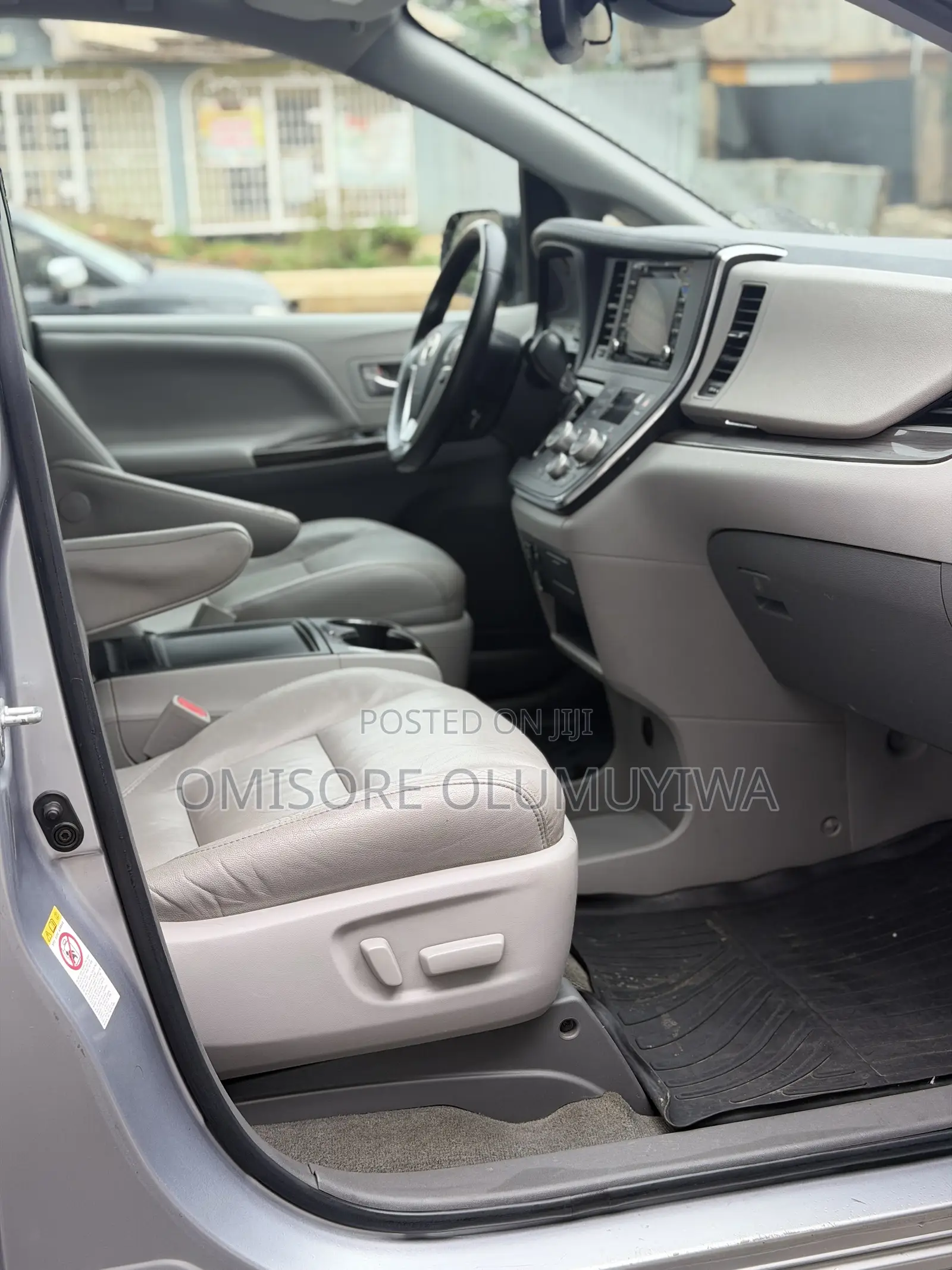 Toyota Sienna XLE (3.5L 6cyl 8A) 2018 Silver