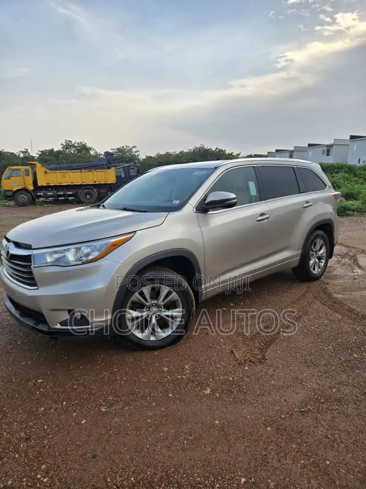 Toyota Highlander XLE 4dr SUV (3.5L 6cyl 6A) 2015 Gold