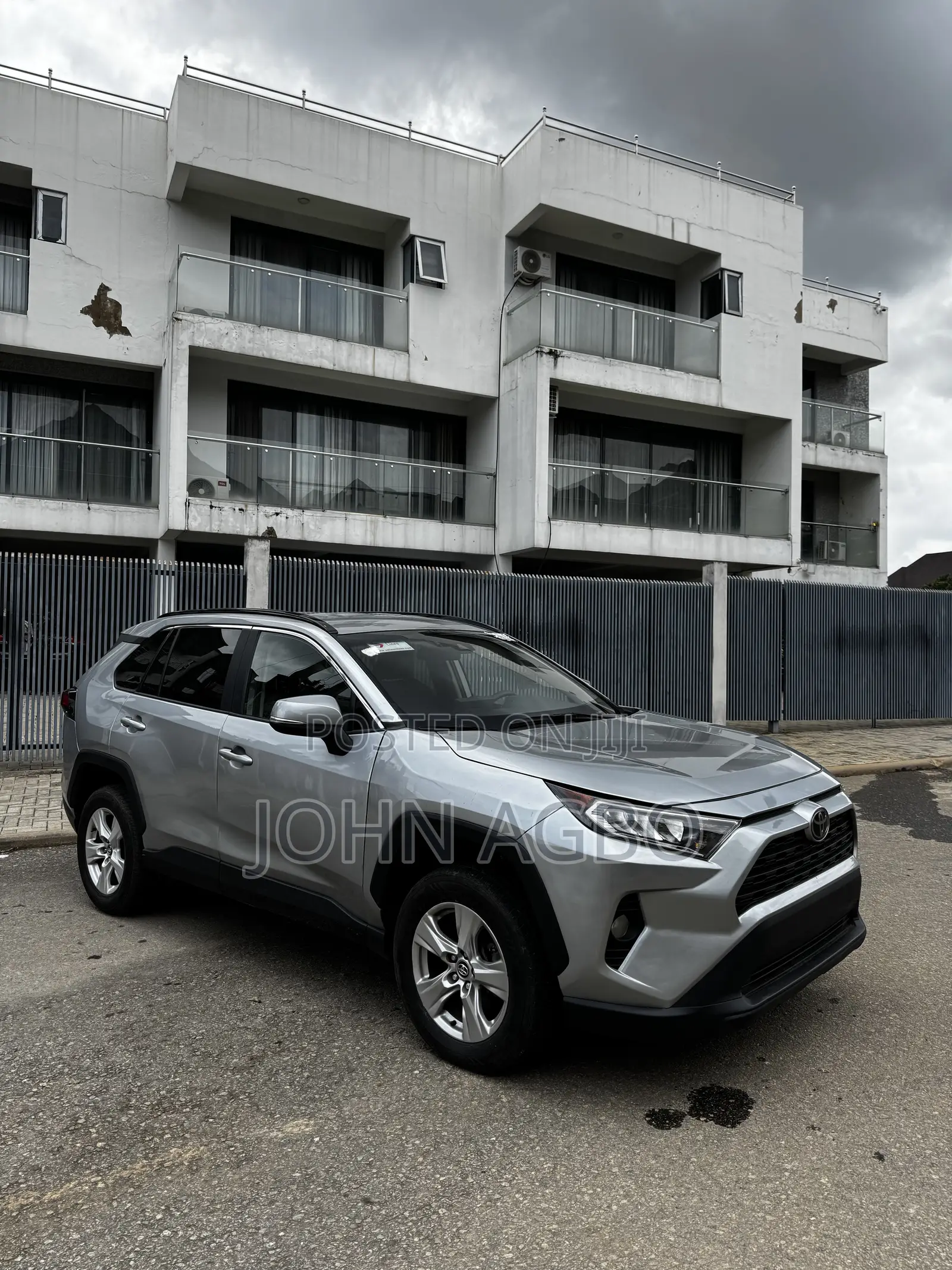 Toyota RAV4 XLE 2021 Silver