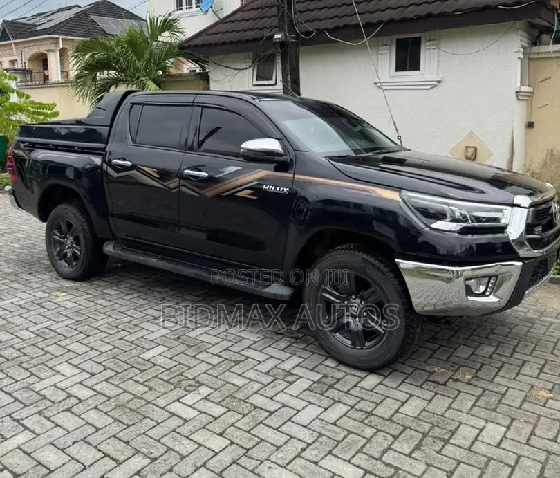 Toyota Hilux 2024 Black