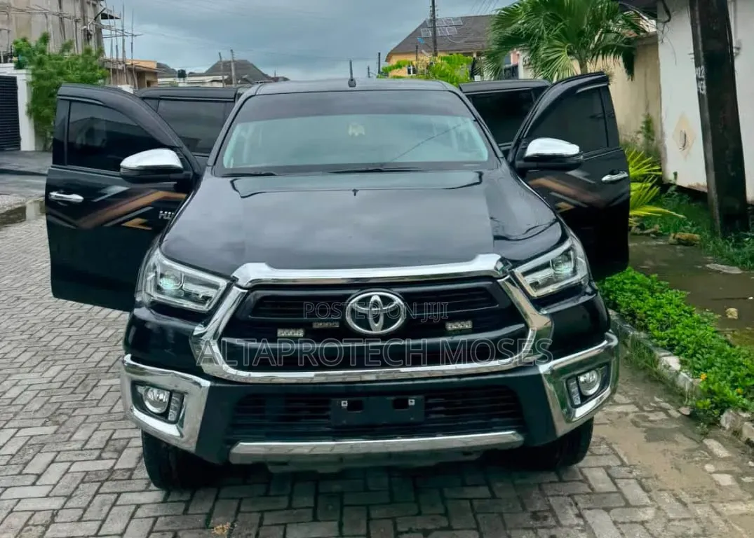 Toyota Hilux 2024 Black