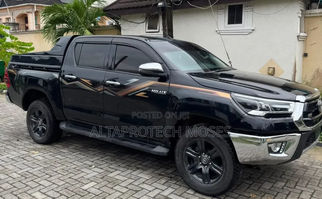 Toyota Hilux 2024 Black
