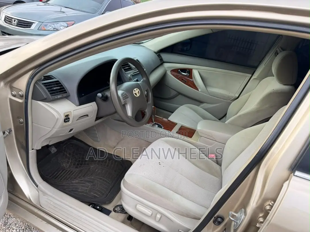 Toyota Camry LE 4dr Sedan (2.5L 4cyl 6AM) 2010 Gold
