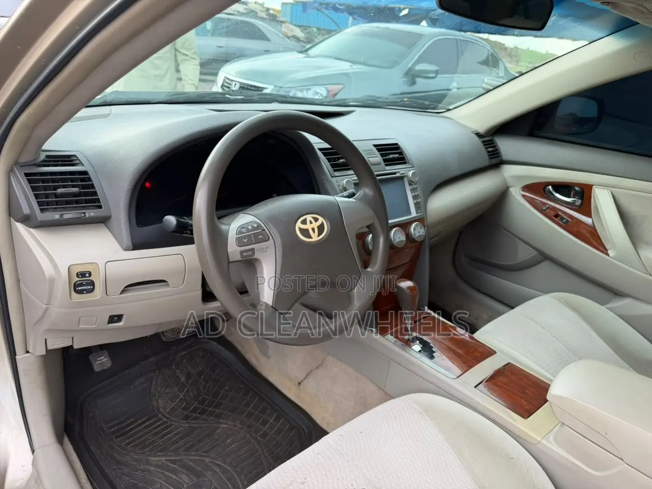 Toyota Camry LE 4dr Sedan (2.5L 4cyl 6AM) 2010 Gold