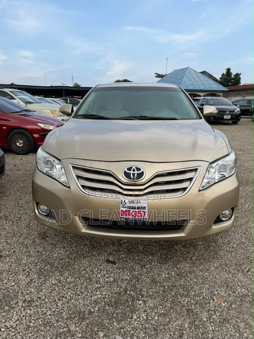 Toyota Camry LE 4dr Sedan (2.5L 4cyl 6AM) 2010 Gold