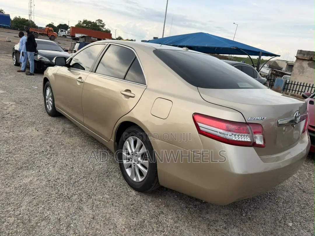 Toyota Camry LE 4dr Sedan (2.5L 4cyl 6AM) 2010 Gold