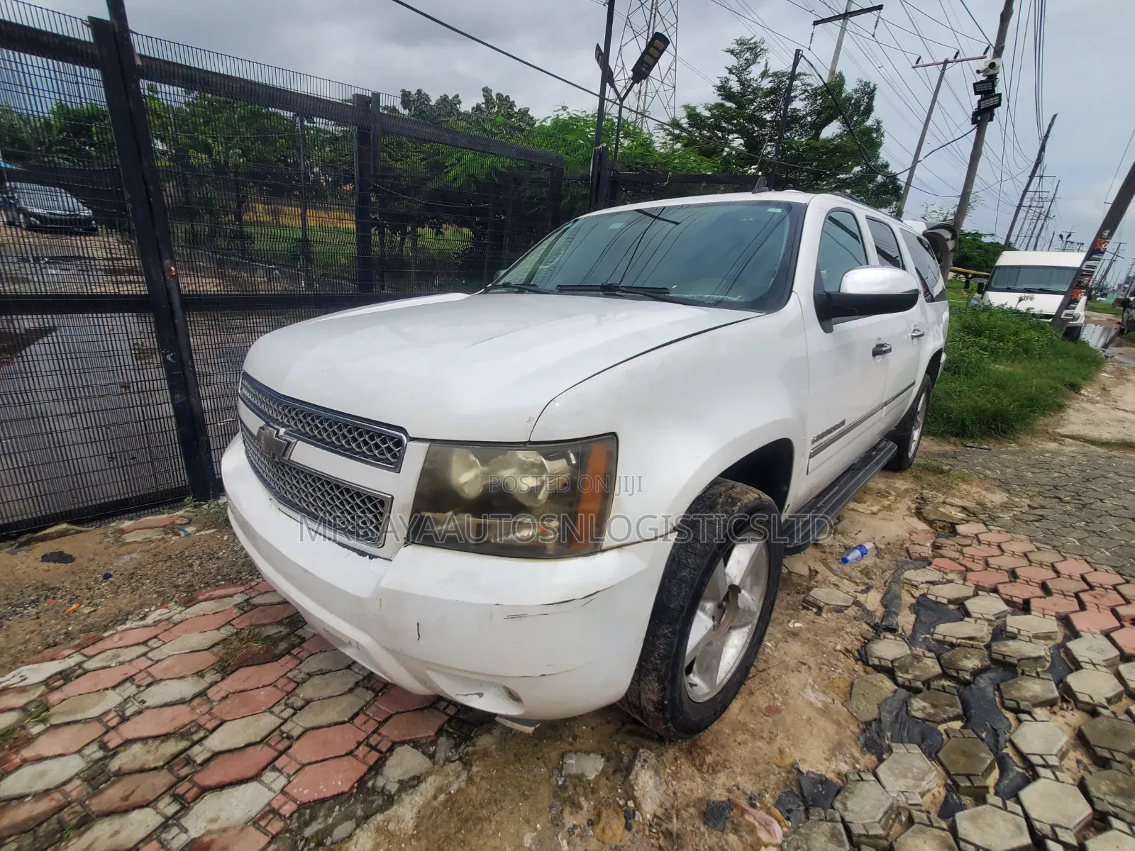 Chevrolet Suburban 2012 White